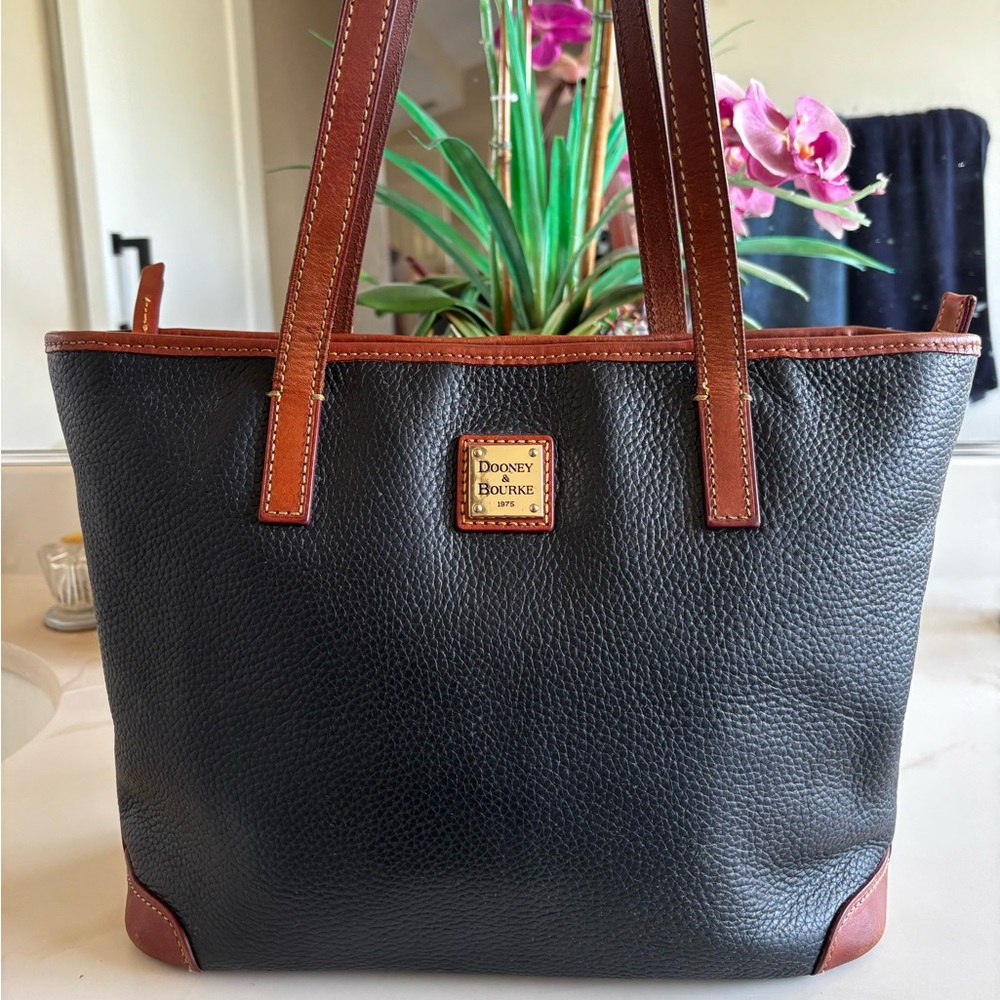 Dooney & Bourke Charleston
Shopper Tote Shoulder Bag Black
Pebbled Leather